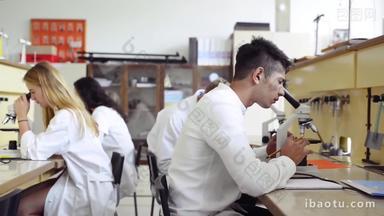 在实验室里用显微镜的高中生学习实拍